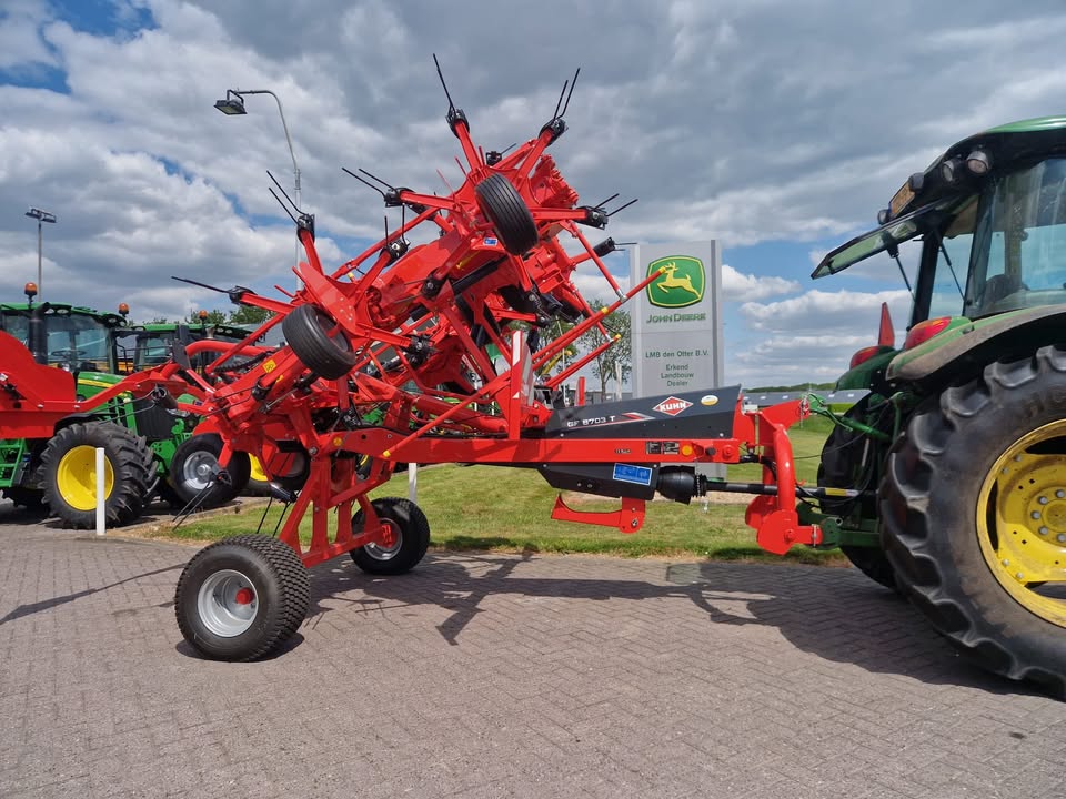  Een nieuwe Kuhn GF8703T schudder