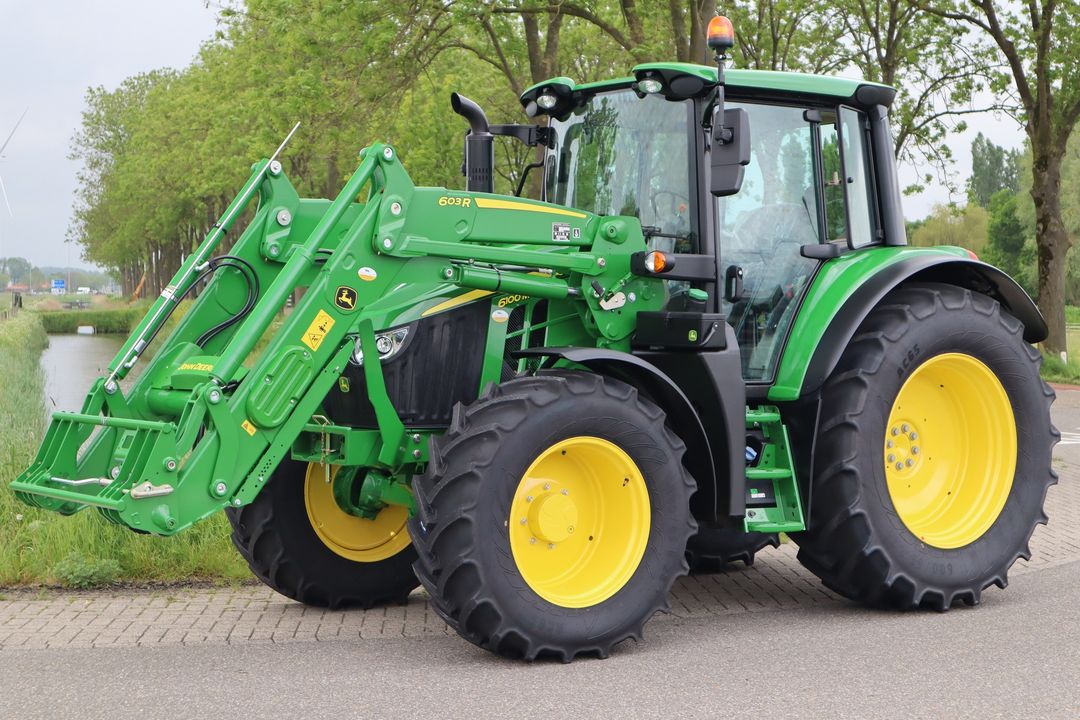  Een nieuwe John Deere 6100M tractor