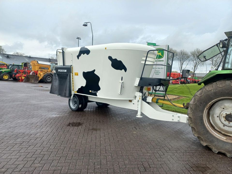  De voermengwagen van Kaasboerderij